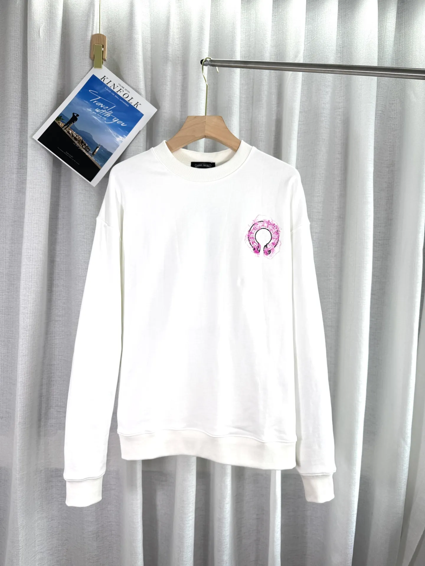 P260 top version, real shot without P, ​​different from market currency) 𝗖𝗵𝗿𝗼𝗺𝗲 𝗛𝗲𝗮𝗿𝘁𝘀/Cro Heart 2025 patch embroidery autumn and winter new original single counter American laser burnt 3D three-dimensional embroidery couple casual sweatshirt 👑The highest version! Customized fabric 440g tripe terry fabric! American acid-washed and distressed original fabric laser burnt ✟appliqué embroidery and exquisite embroidery of letters! The best-selling model in the counter, very comfortable to wear. Accessories: original molded and authenticated collar label➕100% silk wash label. Genuine purchase-grade original hangtag➕matching hanging rope➕3D hanging beads➕original packaging bag. Craftsmanship: The original version has consistent wiring! The highest version of the armhole matching technique! Color: White Black Size: S M L XL Style Number: 25-310